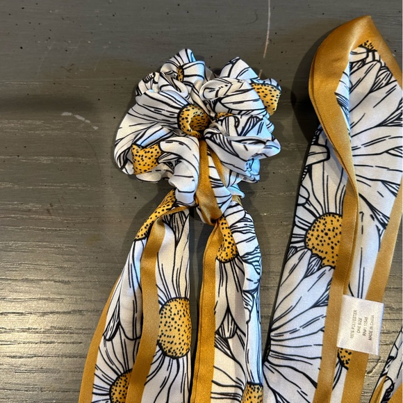 Daisy Floral Scarf Scrunchie - Picture 3 of 7